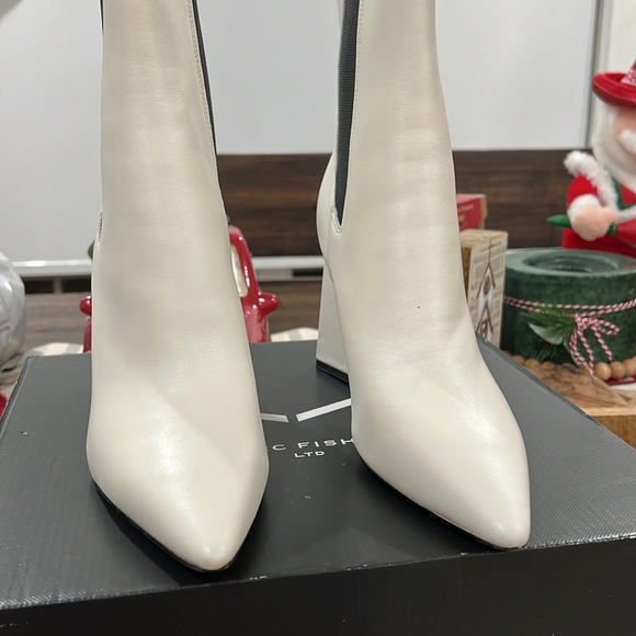 Marc Fisher Kylynn Bootie Ivory - BRAND NEW - Size 7.5 - Picture 2 of 5